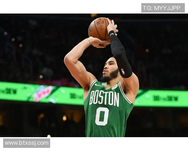 塔图姆赛场细节引发热议 镜头捕捉小动作成为焦点讨论